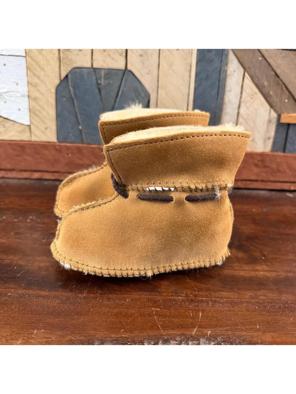 Minnetonka Infant Sheepskin Pug Bootie Boots  Size 2